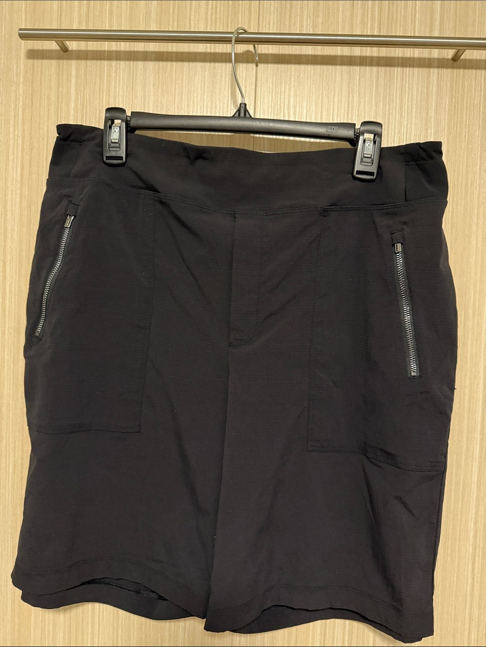 Athleta Black Trekkie North Bermuda short with Zipper Pockets